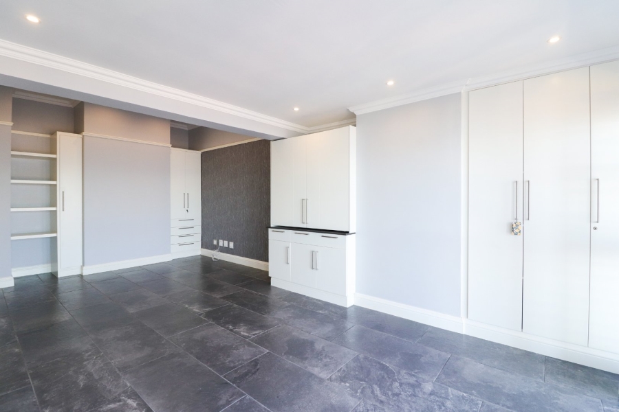 8 Bedroom Property for Sale in Reebok Western Cape